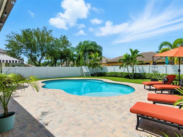 1127 Hidden Valley Way, Weston FL 33327