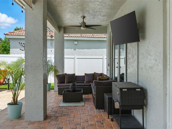 1127 Hidden Valley Way, Weston FL 33327