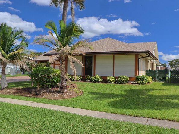 1351 NW 114th Ave, Pembroke Pines FL 33026