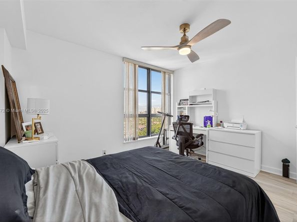 3500 Mystic Pointe Dr 1804, Aventura FL 33180