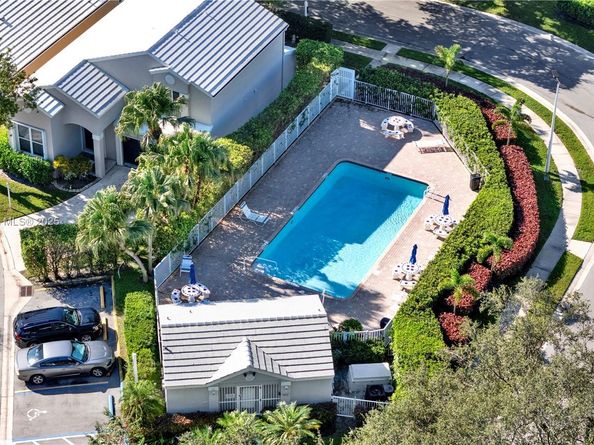 9602 NW 8th Cir, Plantation FL 33324