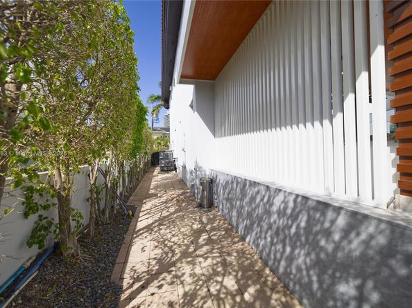 3368 NE 169th St, North Miami Beach FL 33160