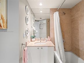 901 Brickell Key Blvd 2804, Miami FL 33131