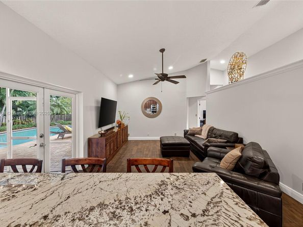 11880 NW 24th St, Plantation FL 33323
