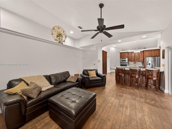 11880 NW 24th St, Plantation FL 33323