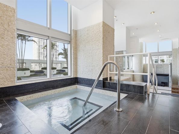 92 SW 3rd St 1604, Miami FL 33130