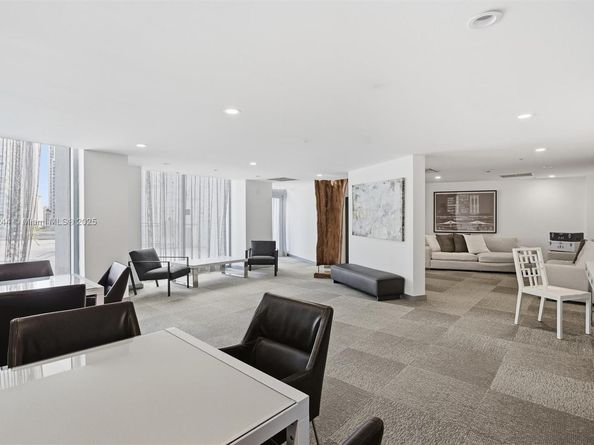 92 SW 3rd St 1604, Miami FL 33130