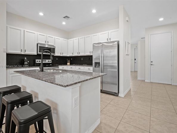659 NE 191st St, Miami FL 33179