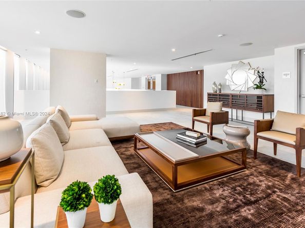 1180 N Federal Hwy 1204, Fort Lauderdale FL 33304