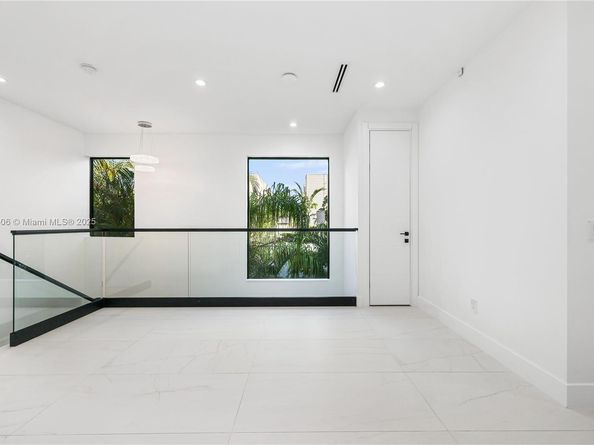 815 NE 17th Ter, Fort Lauderdale FL 33304