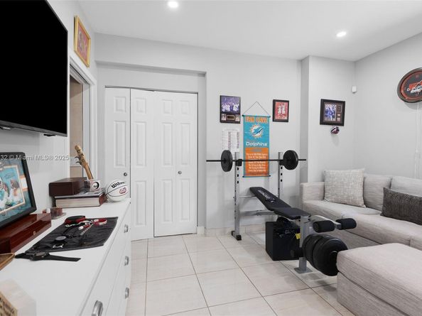 220 SW 113th Ter, Pembroke Pines FL 33025