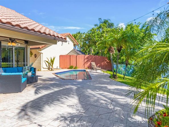 220 SW 113th Ter, Pembroke Pines FL 33025