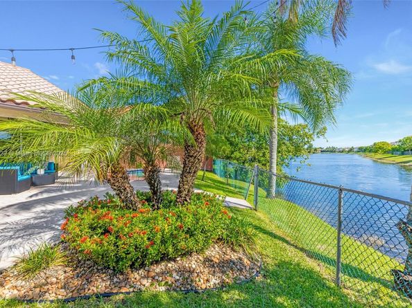 220 SW 113th Ter, Pembroke Pines FL 33025