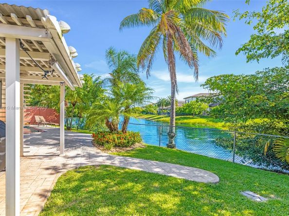 220 SW 113th Ter, Pembroke Pines FL 33025