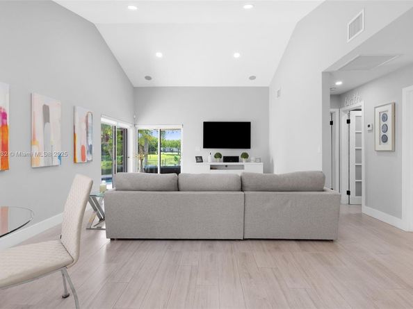 220 SW 113th Ter, Pembroke Pines FL 33025