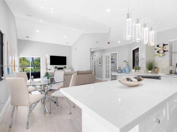 220 SW 113th Ter, Pembroke Pines FL 33025