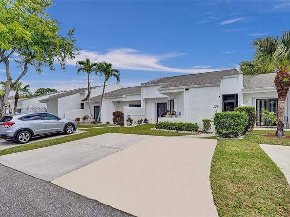 236 Par Dr, Royal Palm Beach FL 33411