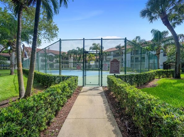 530 S Park Rd 1811, Hollywood FL 33021