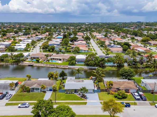 2239 NW 65th Ave, Margate FL 33063