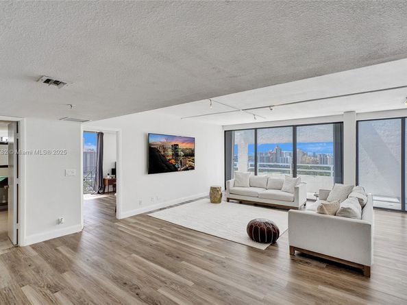 20355 NE 34th Ct 2725, Aventura FL 33180