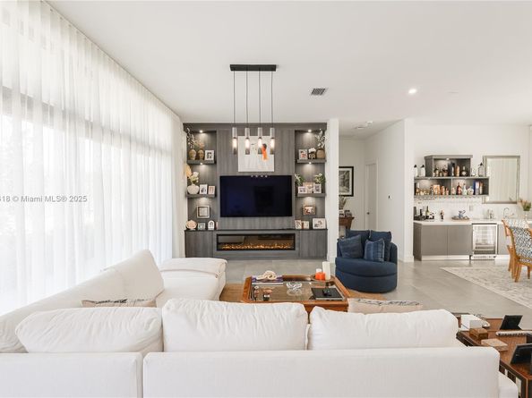 Undisclosed Address #A11918418, Weston FL 33326