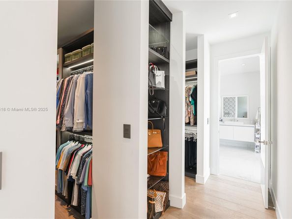 Undisclosed Address #A11918418, Weston FL 33326