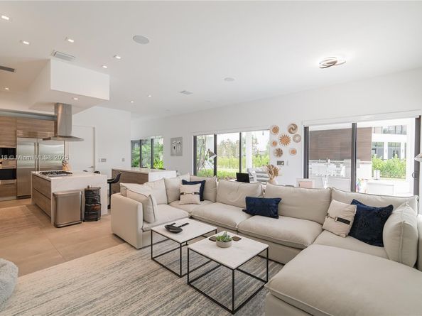 Undisclosed Address #A11918418, Weston FL 33326