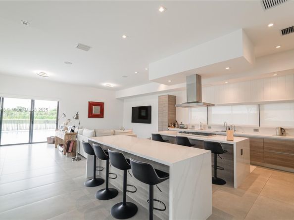 Undisclosed Address #A11918418, Weston FL 33326