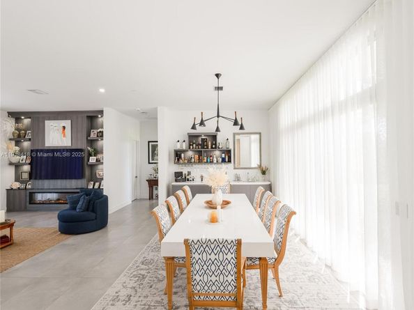 Undisclosed Address #A11918418, Weston FL 33326