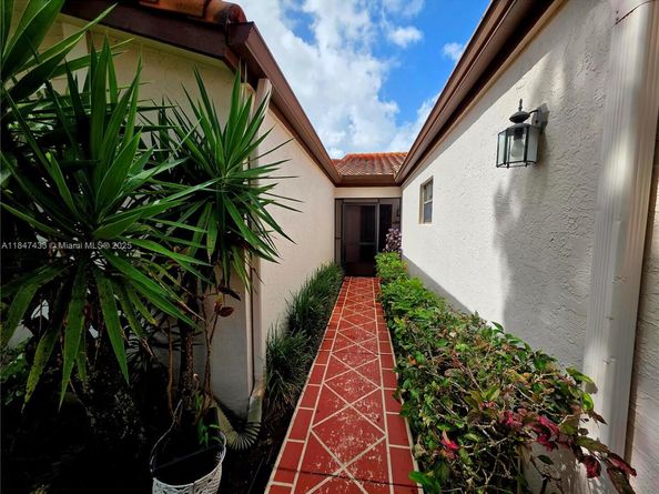 6220 Kings Gate Cir, Delray Beach FL 33484