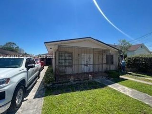 2752 SW 3rd St, Miami FL 33135