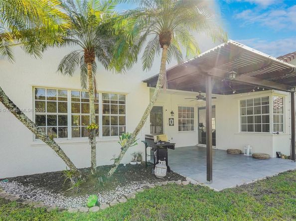 285 Cameron Dr, Weston FL 33326
