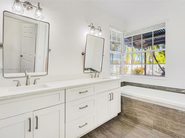 285 Cameron Dr, Weston FL 33326