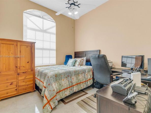 18865 NW 1st St, Pembroke Pines FL 33029