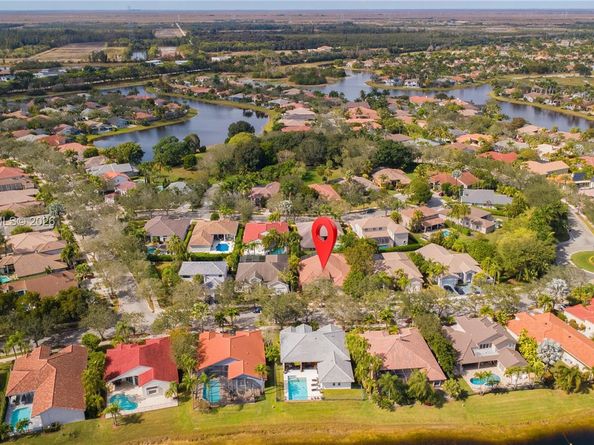 2621 Oakbrook Ln, Weston FL 33332