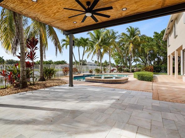 926 Marina Dr, Weston FL 33327