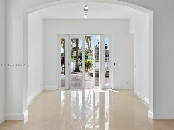 926 Marina Dr, Weston FL 33327