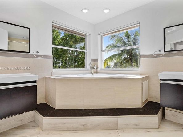 926 Marina Dr, Weston FL 33327