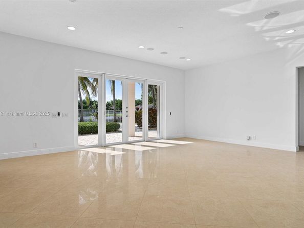 926 Marina Dr, Weston FL 33327