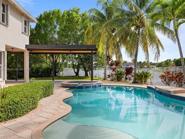 926 Marina Dr, Weston FL 33327