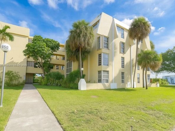 950 NE 199th st 1A 101, Miami FL 33179
