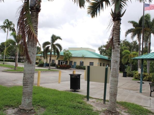 6810 Douglas St, Hollywood FL 33024