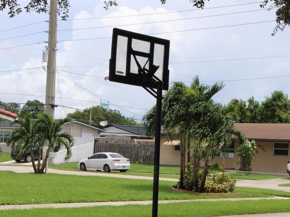 6810 Douglas St, Hollywood FL 33024