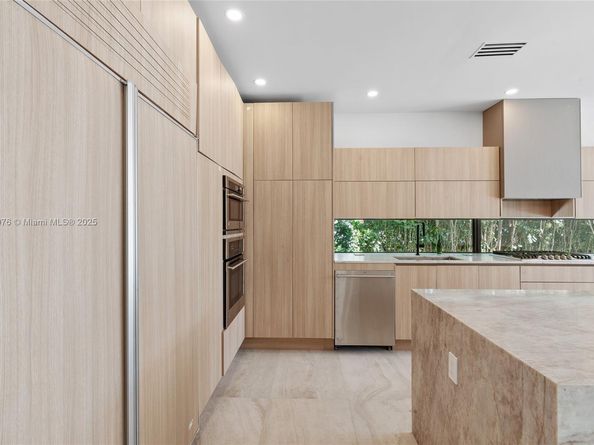 550 S Shore Dr, Miami Beach FL 33141