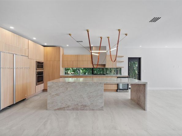 550 S Shore Dr, Miami Beach FL 33141