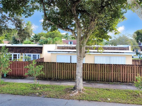 7332 Bay Hill Dr, Hialeah FL 33015