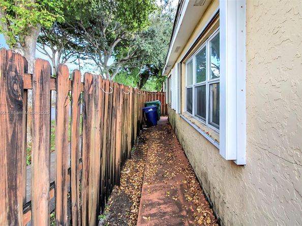 7332 Bay Hill Dr, Hialeah FL 33015