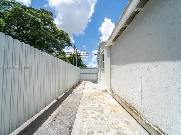 5725 NW 24th Ave, Miami FL 33142