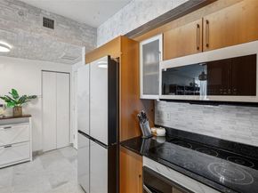 335 S Biscayne Blvd 2810, Miami FL 33131