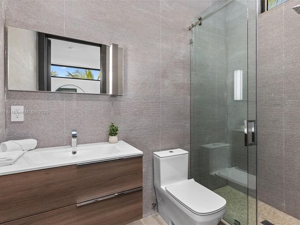 3462 NE 171st St, North Miami Beach FL 33160